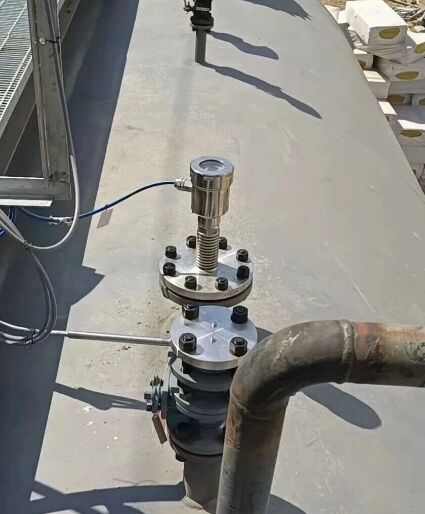 Como o radar de ondas guiadas mede o nível de interface usando a diferença na constante dielétrica?